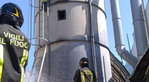 Vallefoglia, silos pieno di segatura prende fuoco: intervento dei Vigili del Fuoco