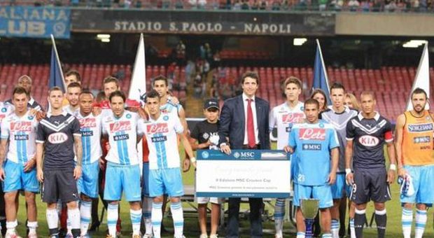 Leonardo Massa, manager Msc Crociere, premia il Napoli (NewFotoSud)