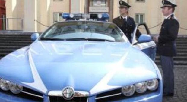 In piazza Duca d'Aosta era arrivata una Volante della Polizia