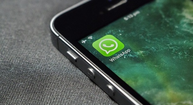 WhatsApp, un pericoloso fake che mette in allarme gli utenti: "App da eliminare"