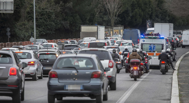 Roma, furgone si ribalta, chiuso bivio sulla Tangenziale direzione Salaria