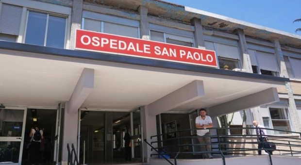 Napoli, 63enne accoltellato finisce in ospedale: polizia indaga