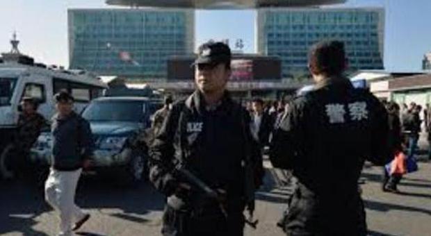 Cina choc, terroristi armati di coltello assaltano edifici: decine di morti