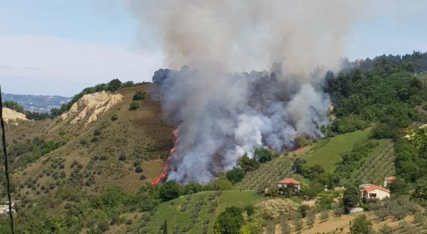 Incendio a Chieti, in località Colle San Paolo: sventata esplosione bombolone
