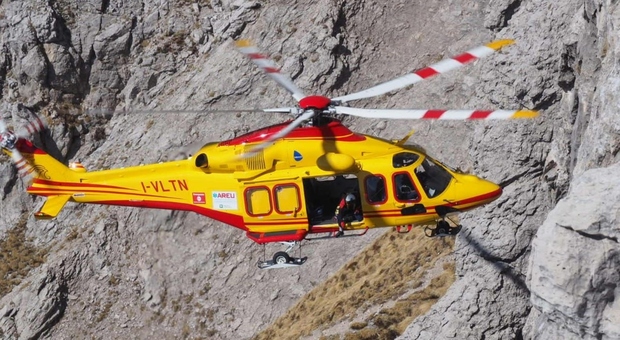 Cade in un dirupo durante un'escursione in montagna: muore una 31enne