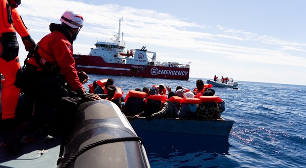 Migranti, nuove misure del governo: navi per svuotare Lampedusa e rafforzamento delle espulsioni