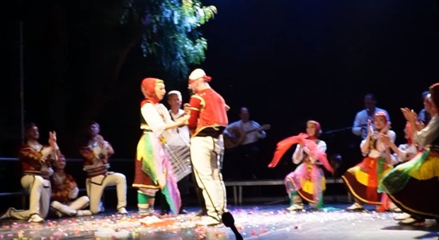Lecce, proposta di matrimonio sul palco al termine dello spettacolo teatrale. Il video