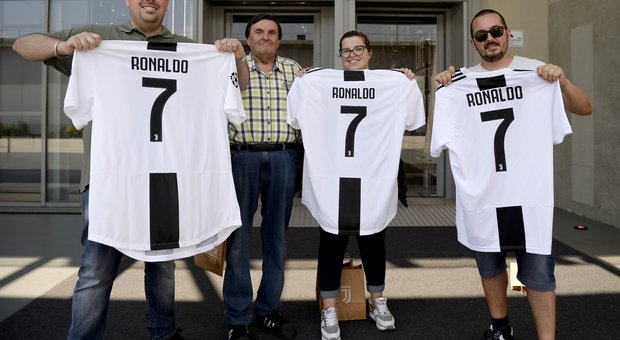 Ronaldo-mania a Milano: venduta una maglia al minuto. E il primo autografo è per una bimba Foto