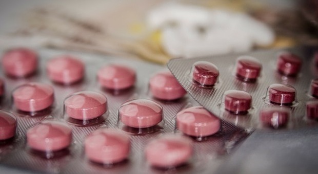 Pillola Pfizer autorizzata negli Stati Uniti: è il primo trattamento orale da assumere a casa contro il Covid