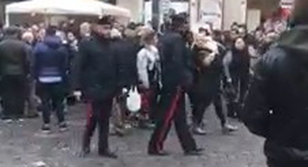 Lite dopo un funerale, calci e pugni tra i parenti del defunto nel centro di Napoli