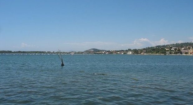 Lago Fusaro, pescano oltre 200 chili di vongole e telline: 5mila euro di multa