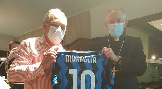 Il patriarca Moraglia con la maglia dell'Inter avuta in dono