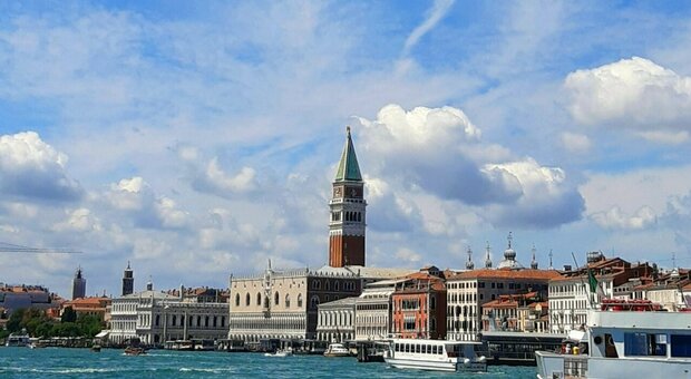 Nube gigante spettacolare sopra il campanile di San Marco: il "maxi pennacchio" incanta tutti