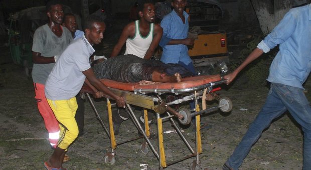 Mogadiscio, autobomba in un albergo, assalitori all'interno: 15 morti