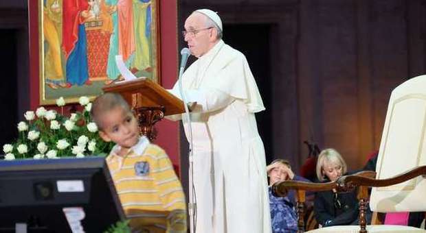Papa Francesco e il bimbo "impertinente": sale sul sagrato e lo abbraccia