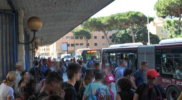 Roma-Lido bloccata per un guasto a un treno. Calvario per i pendolari del mare
