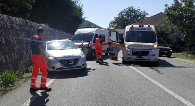Scontro tra un'ambulanza e un'auto nel Vallo di Diano: quattro feriti