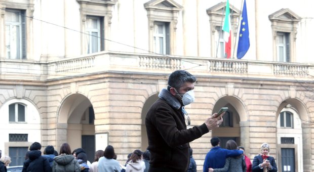 Coronavirus, Milano si ferma: da locali ai bar, dalle scuole ai musei. E i supermercati sono presi d'assalto