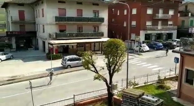 Serrapetrona, Giocano a tennis nella strada deserta per il Covid: video virale, scoppia la polemica