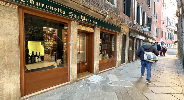 Venezia, spaccata di notte al ristorante "San Maurizio": bottino 30 euro