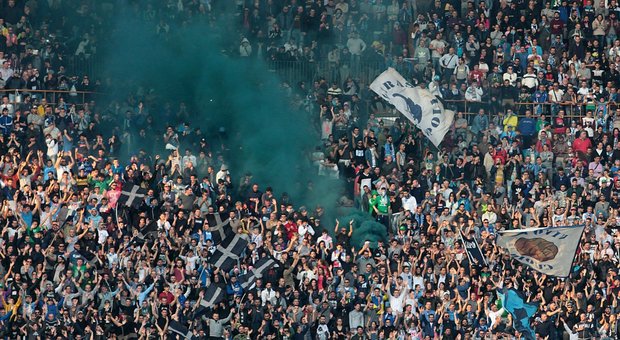 Napoli, gli ultras della Curva B contro raduno tifosi di destra a Roma