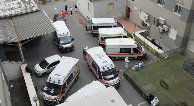 Covid a Castellammare: pronto soccorso pieno e contagiati fermi nelle ambulanze