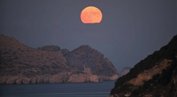 Una rossa luna caprese sorge da dietro Punta Campanella