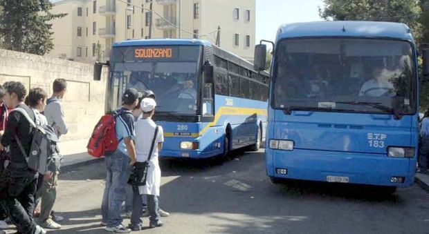 Autobus Stp alla fermata del cimitero di Lecce