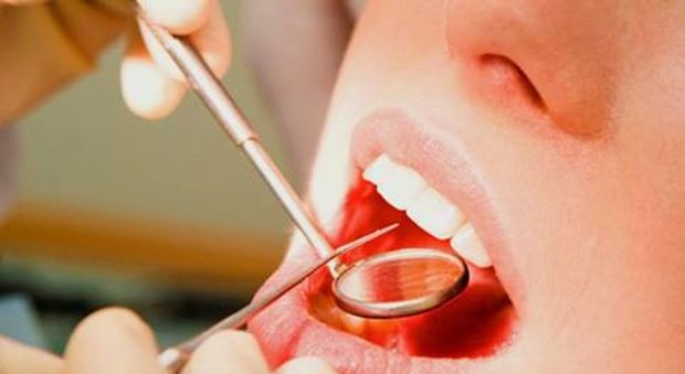 La crisi fa male, anche ai denti: 1 italiano su 3 rinuncia alle cure a causa dei costi