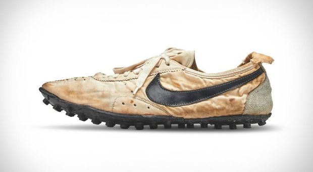 Un lotto di scarpe Nike vendute per 437.500 dollari
