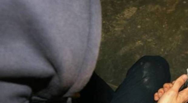 Rapina in un'agenzia scommesse: volto coperto, coltello e via 2500 euro