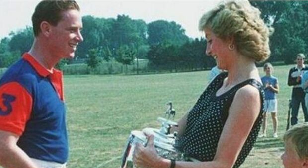 Lady Diana, l'amante James Hewitt vorrebbe vendere le lettere d’amore della principessa: la famiglia reale trema