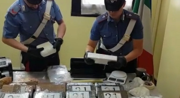 Roma, controlli a Tor Bella Monaca: 4 arresti e 19 chili di droga sequestrati