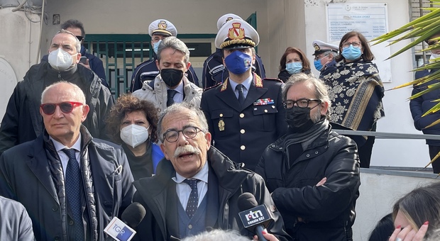 Arzano, flash mob contro le minacce al comandante Chiariello: «Il mandante è nella 167»