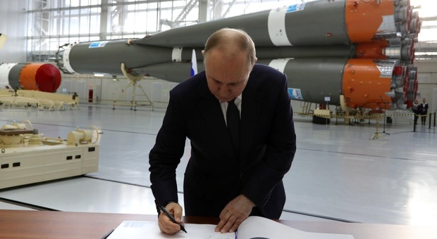 Mosca testa nuovo missile balistico intercontinentale. Putin: «Farà riflettere chi ci minaccia». Il video del lancio
