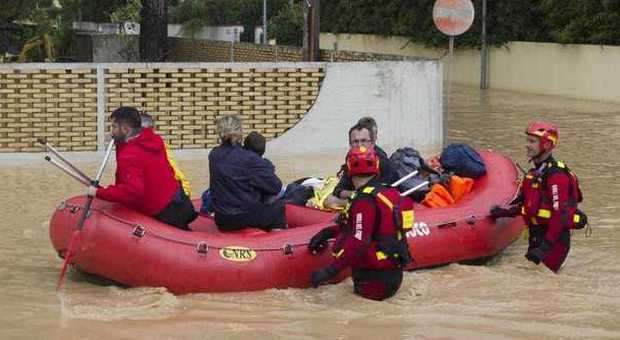 I soccorsi agli alluvionati a Carrara della scorsa settimana (LaPresse)