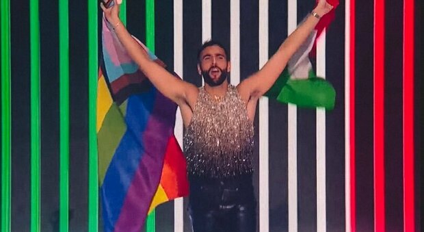 Marco Mengoni, l'ingresso all'Eurovision è pride: bandiera italiana e Lgbt e il mondo lo premia «Voteremo Italia»