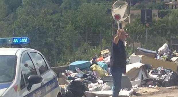 Cede la discarica abusiva, residenti bloccati in casa dai rifiuti. E scatta la protesta | Video e foto