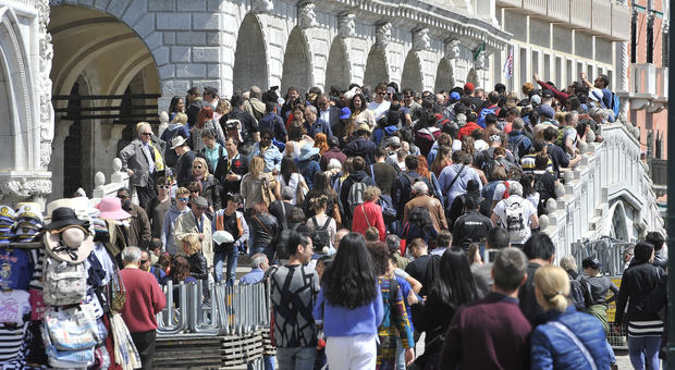 Ogni turista spende a Venezia 200 euro al giorno, cinesi i più spendaccioni