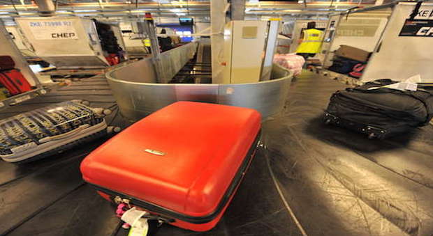 Bagagli in aeroporto, i due trucchi per far arrivare prima la valigia ai nastri