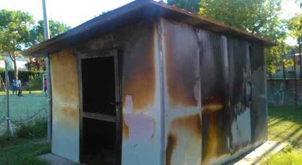 Battipaglia: danno fuoco al chiosco della villa comunale, può essere un avvertimento