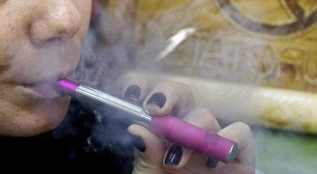 Fuma un tredicenne su cinque, boom delle sigarette elettroniche