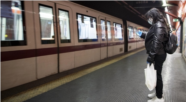 Roma, annuncio choc sulla Metro A: «Attenti agli zingari». Atac: «Prenderemo provvedimenti disciplinari»