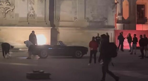 Maserati, ciak in notturna in piazza Duomo