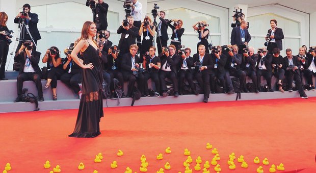 Francesca Michielin sul red carpet con tante paperelle gialle