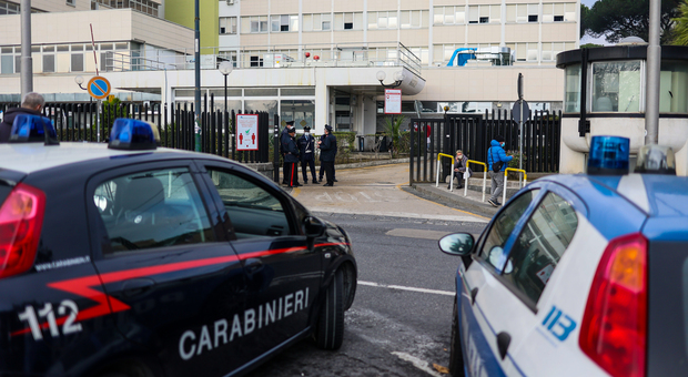 Agguato a Napoli, 30enne ferito al piede con un colpo di pistola: scattano le indagini