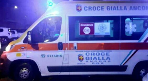 Bomba carta esplosa vicino a un fotografo durante Ancona-Arezzo, scatta la squalifica per la curva sud aretina (più multa)