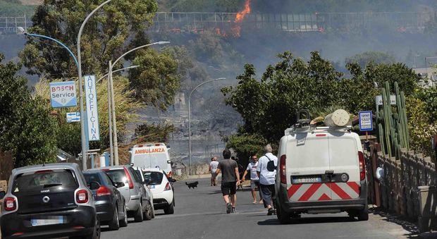 Santa Marinella, incendio fa scoppiare bombola di gas e blocca A12: case evacuate, un pompiere intossicato