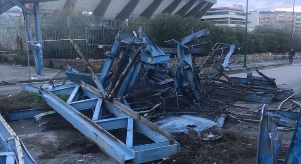 Napoli, demolito il cavalcavia di via Barbagallo: «Troppo pericoloso per i cittadini»