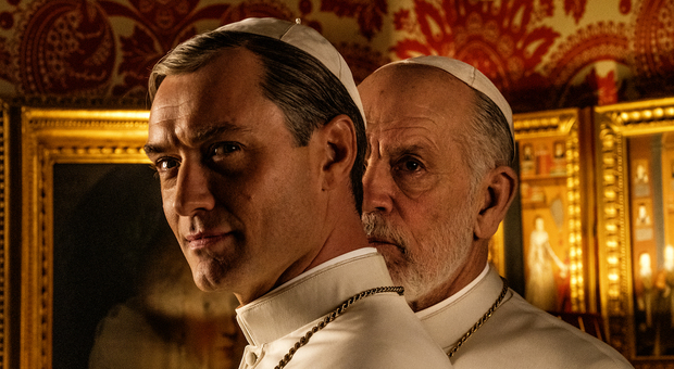 The New Pope, Jude Law e John Malkovich nella prima foto della seconda serie di Sorrentino